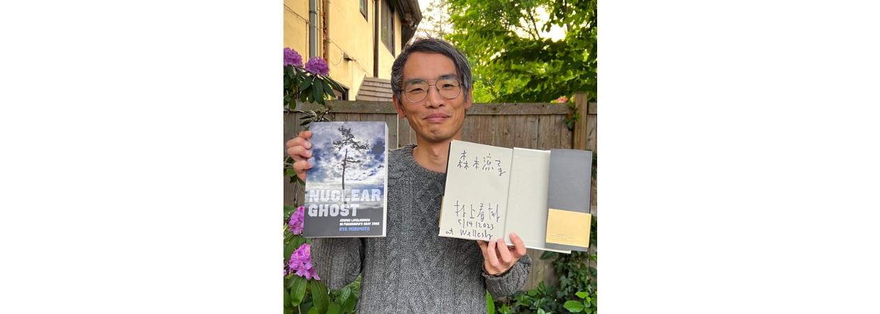 Author Ryo Morimoto holding books